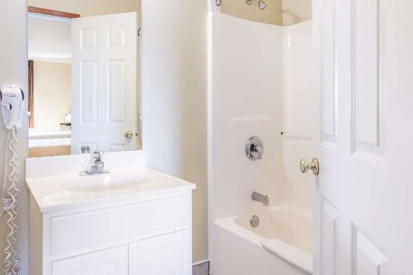 GUESTHOUSE INN & SUITES MONTESANO (Montesano)